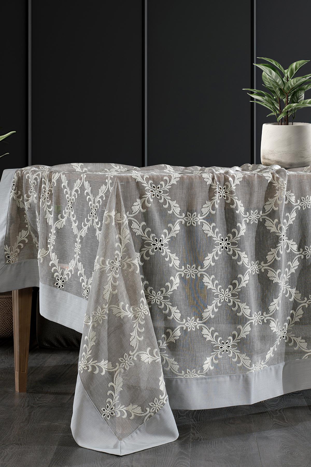Mantel de mesa color crema con estampado, antimanchas y sin arrugas, sobre una mesa de comedor moderna