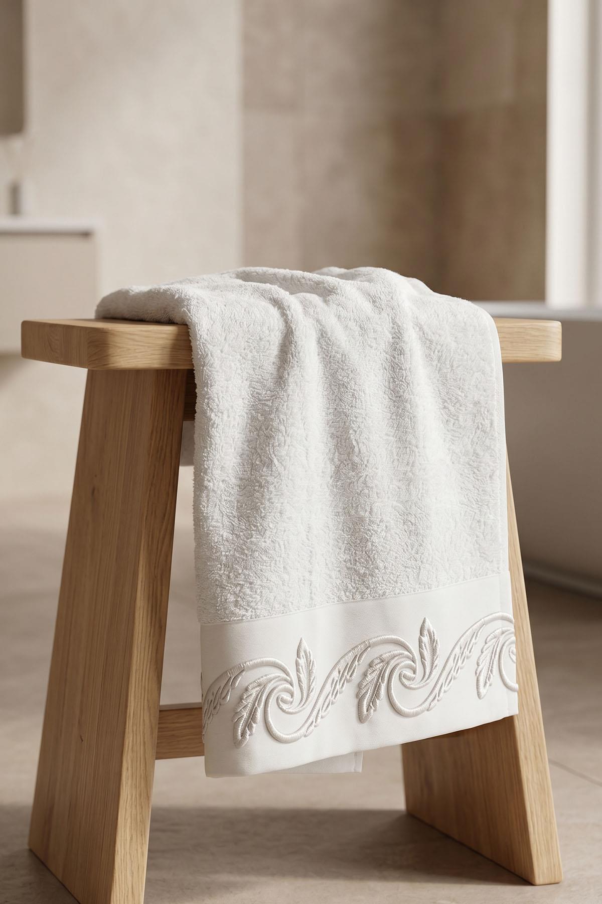 Toalla de baño Latina con bordado de hojas y detalle de trenzado (90 x 150 cm)
