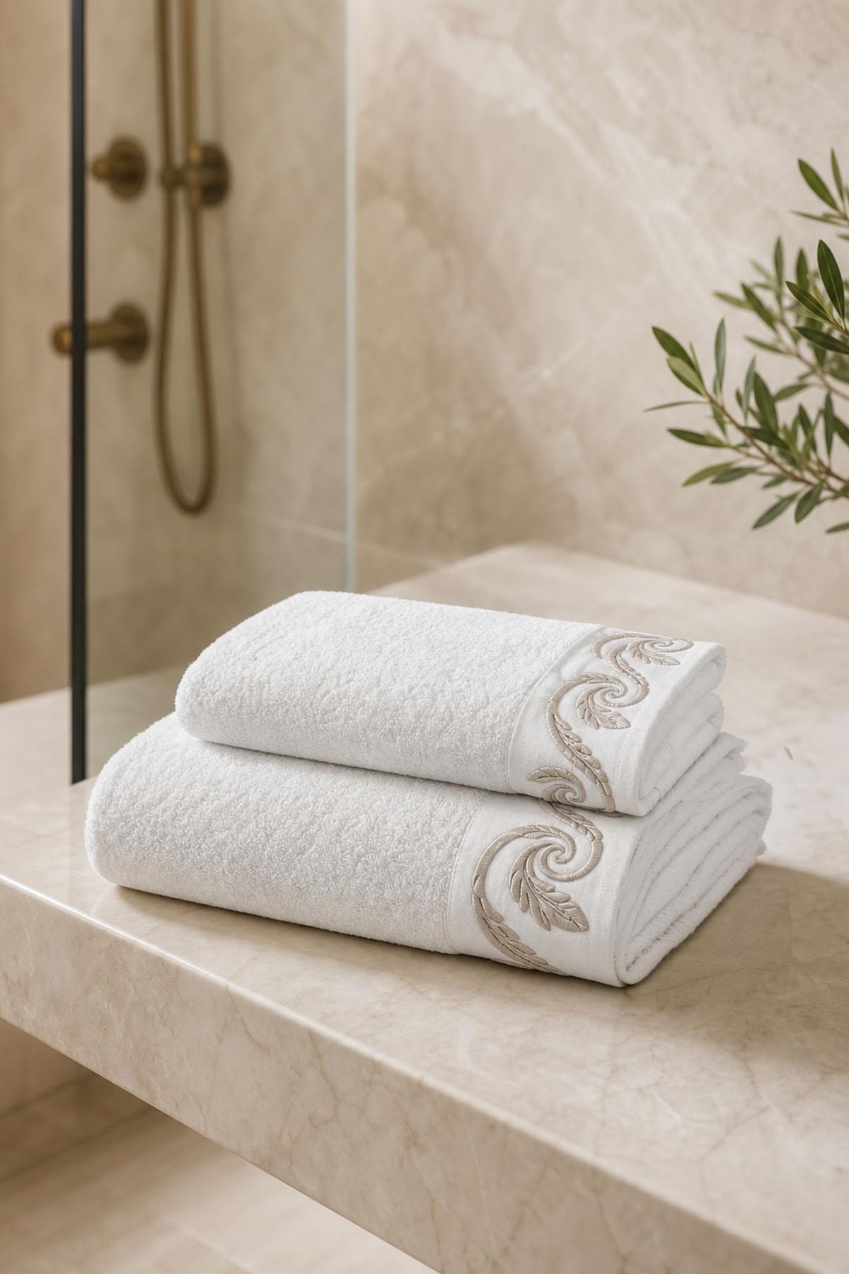 Toalla de baño Latina con bordado de hojas y detalle de trenzado (90 x 150 cm)