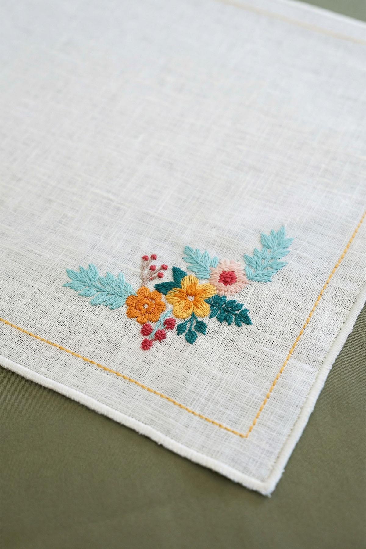 Mantel individual antimanchas con bordado de flores naranjas (35 x 50 cm)