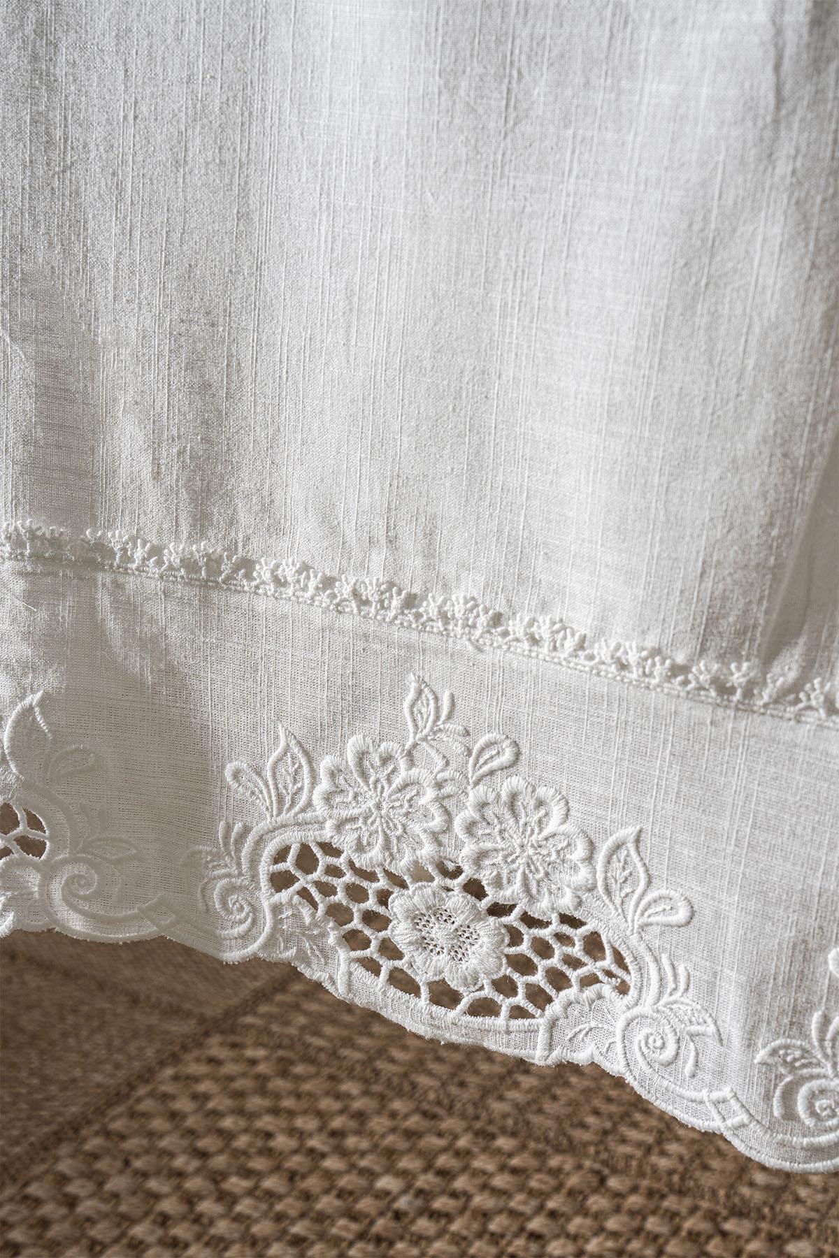 Mantel cuadrado Puerta con bordado floral, antimanchas y de fácil cuidado (160 x 160 cm)