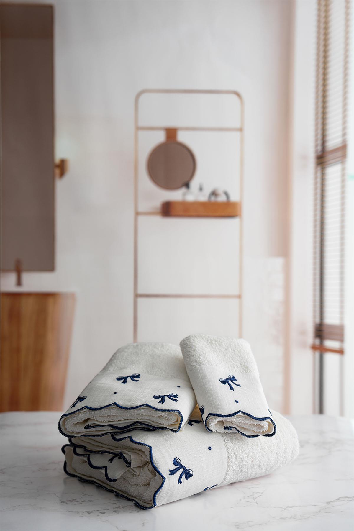 Toalla de baño Serena con bordado de lazo (90 x 150 cm)