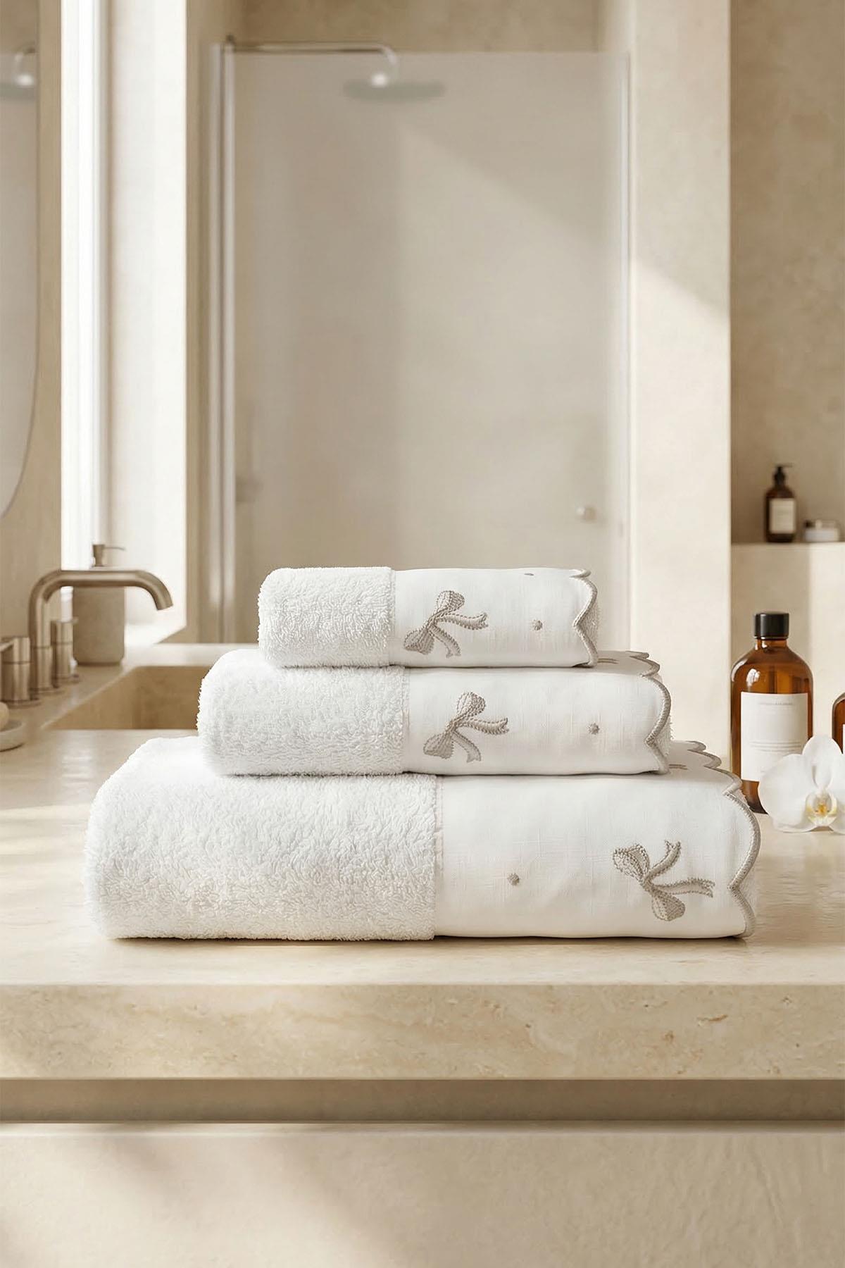 Toalla de baño Serena con bordado de lazo (90 x 150 cm)