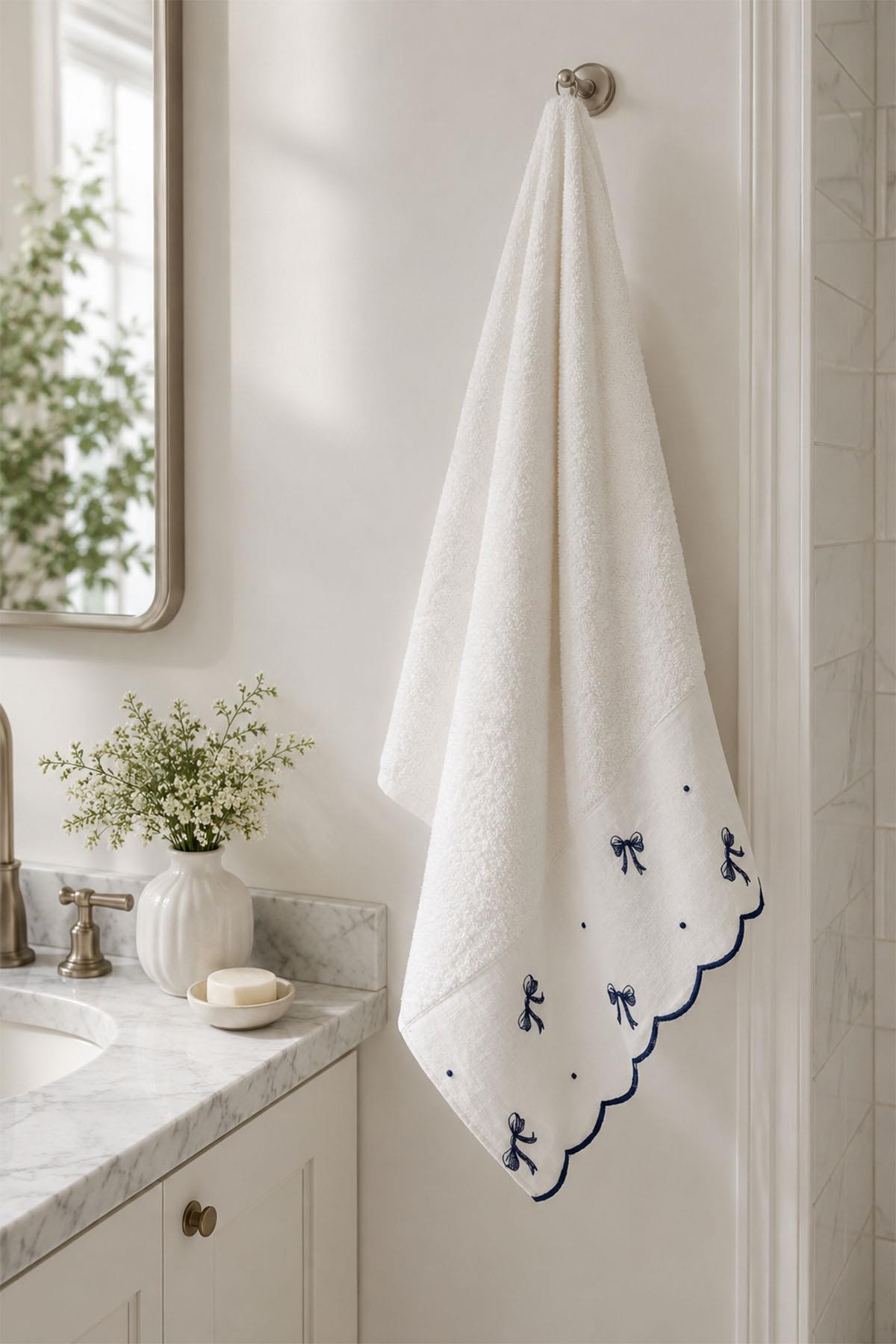 Toalla de baño Serena con bordado de lazo (90 x 150 cm)