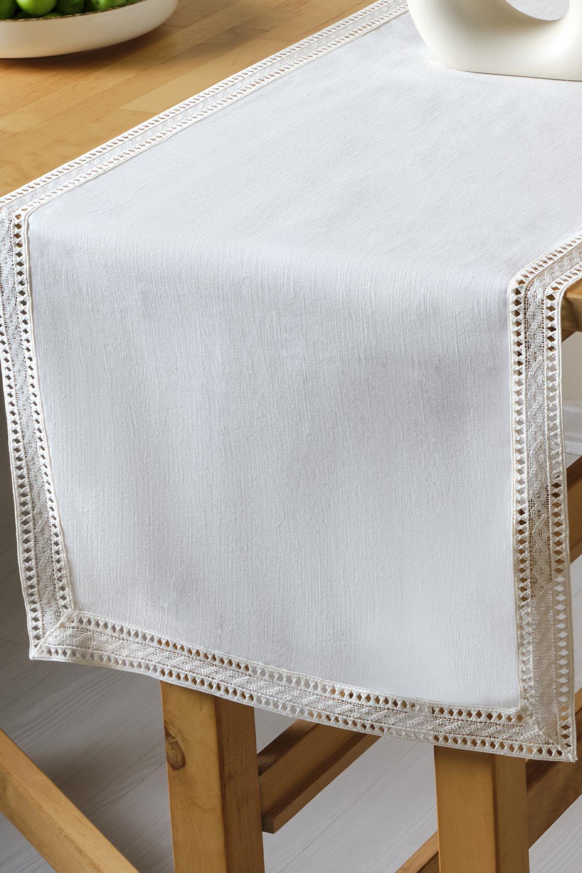 Camino de mesa blanco con detalles de encaje sobre mesa de madera, textil decorativo de 40x140 cm