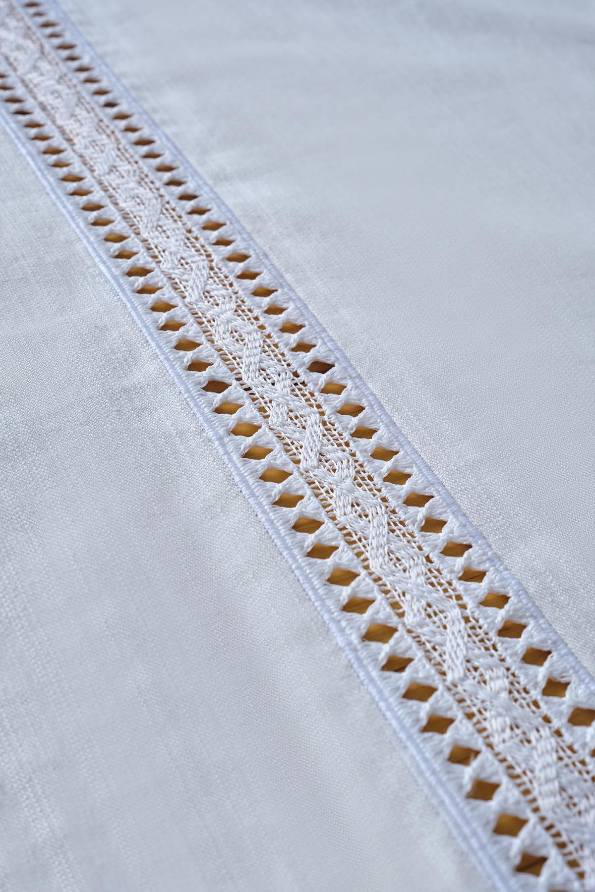 Mantel de mesa blanco con detalles de encaje, un producto de decoración de mesa elegante y sofisticado