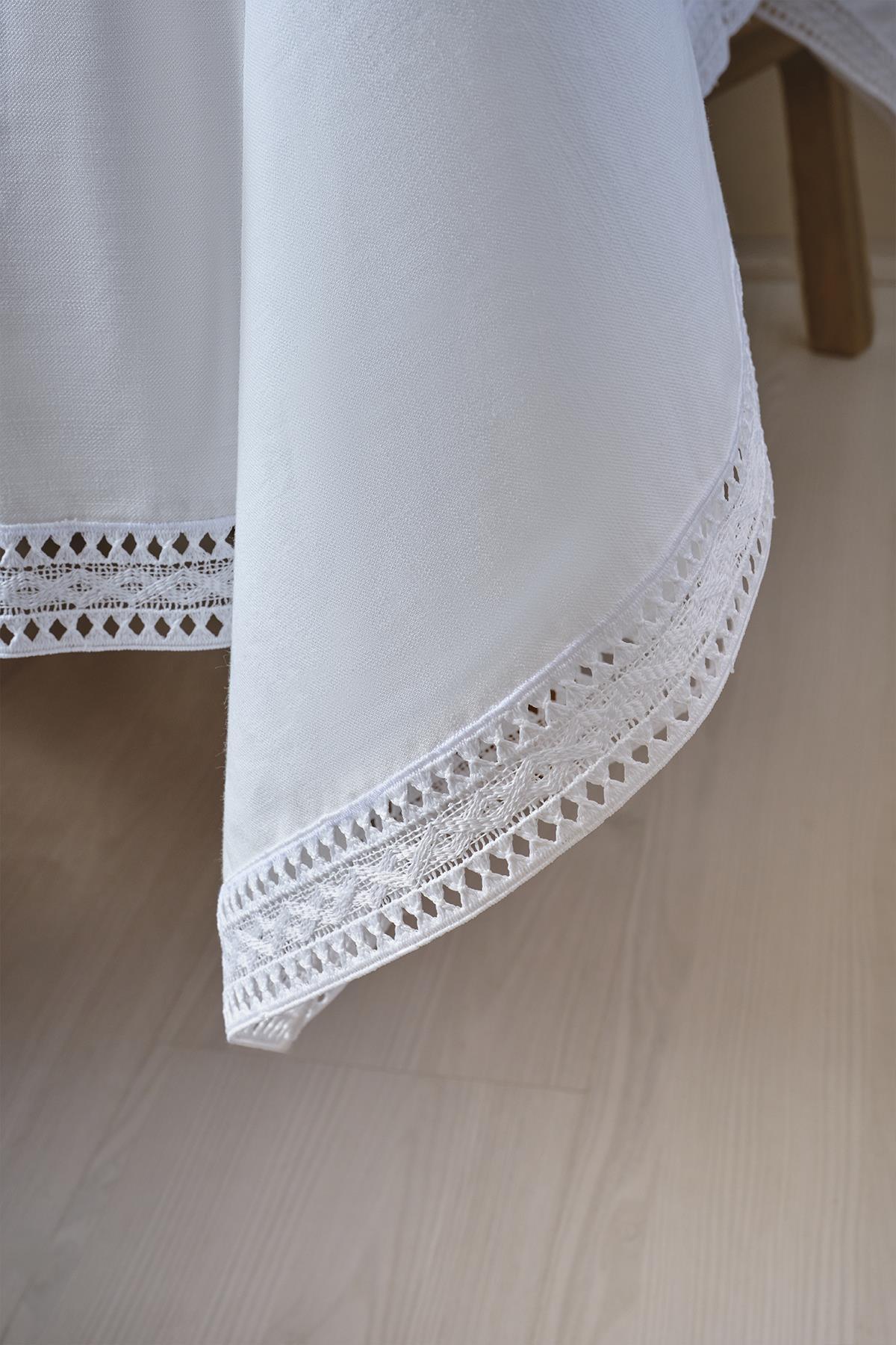 Mantel blanco con detalles de encaje, decoración de mesa moderna y elegante