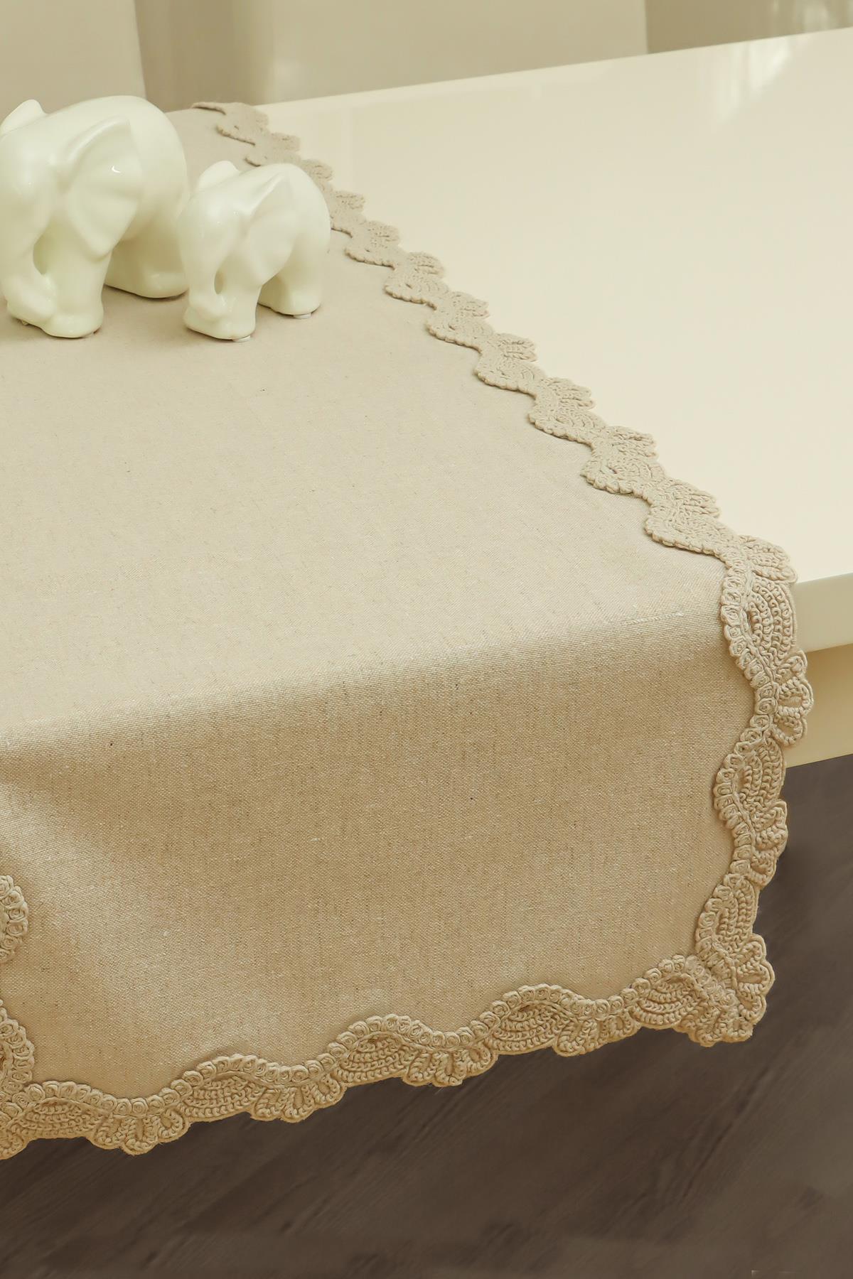 Camino de mesa beige con detalles de encaje, decoración de elefante de cerámica encima, elegante decoración de mesa