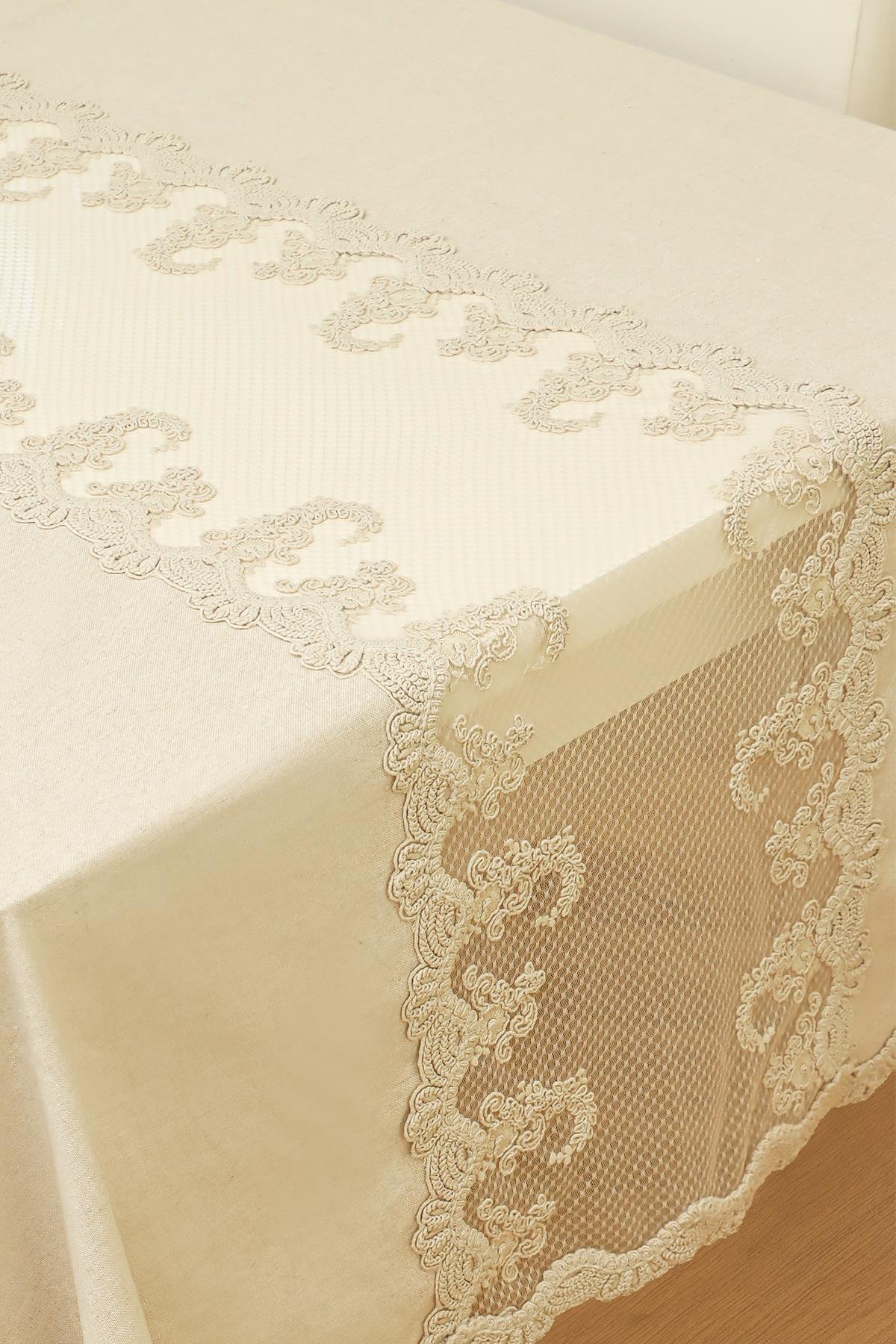 Mantel rectangular de color crema con detalles de encaje, decoración de mesa elegante y sofisticada