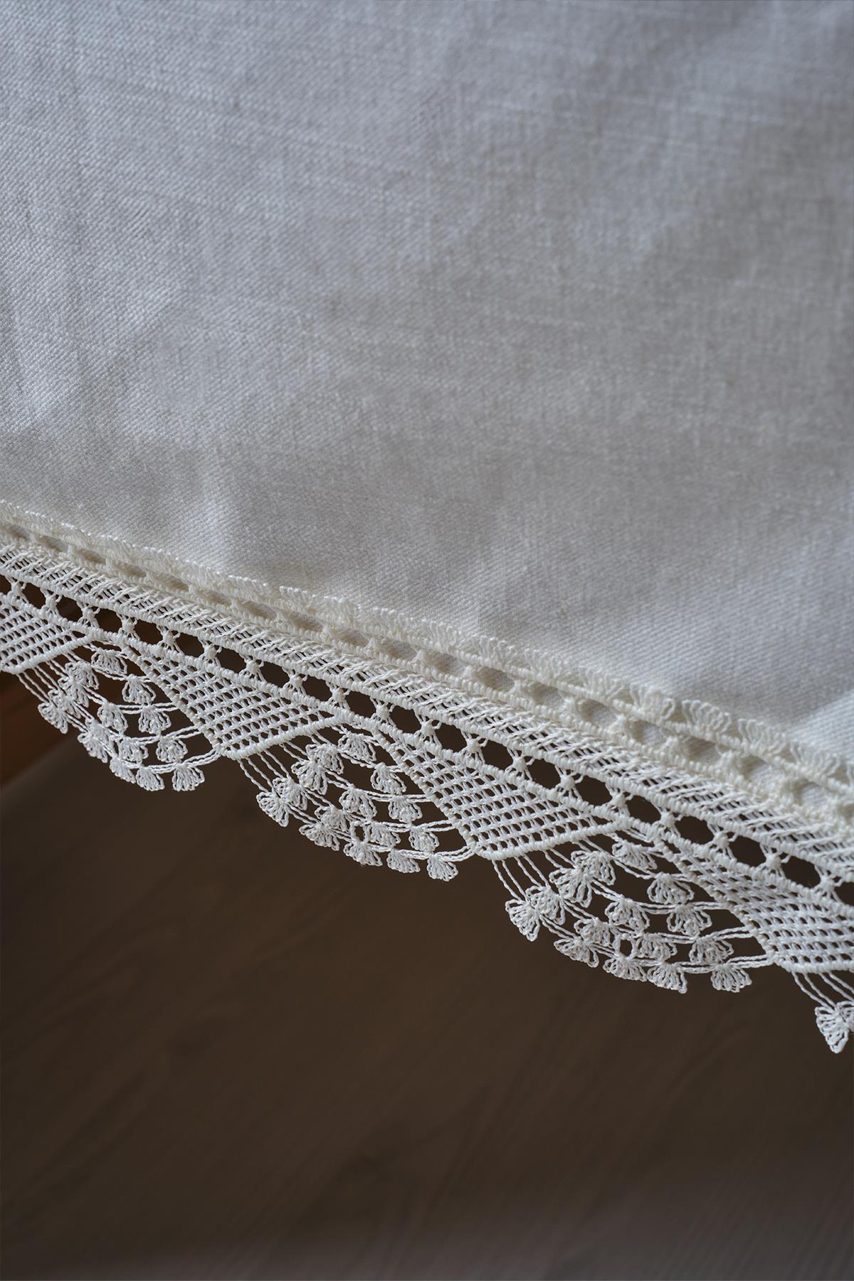 Mantel blanco de encaje antimanchas con elegante diseño de bordes bordados